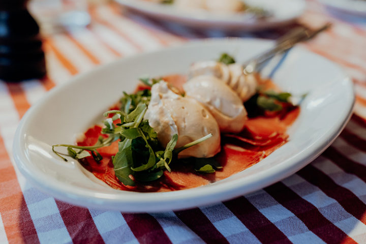 regionale und saisonale Gerichte im Chalet Schild auf der Rigi