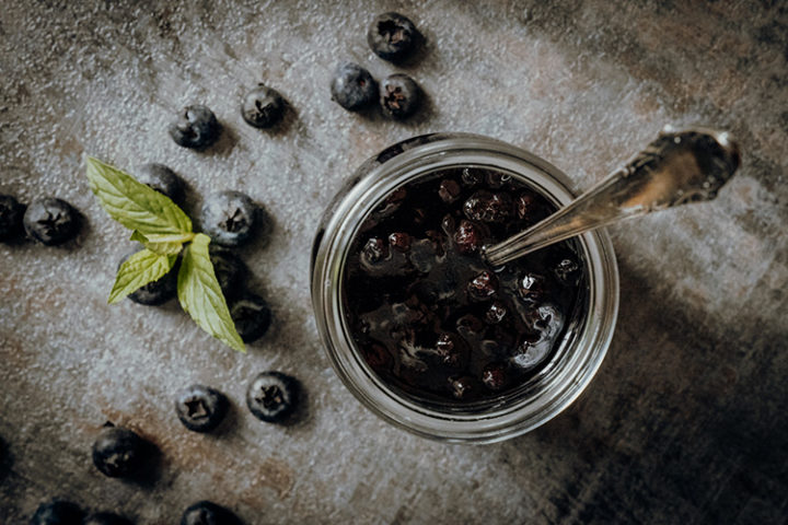 Kanadische Buttermilch-Pfannkuchen mit Blaubeersauce
