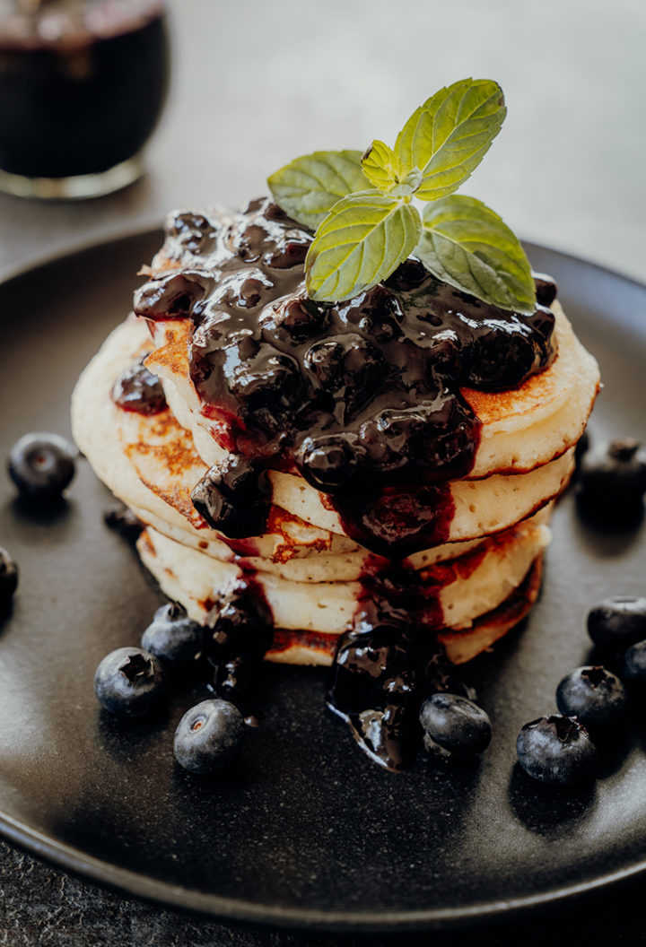 Kanadische Buttermilch-Pfannkuchen mit Blaubeersauce