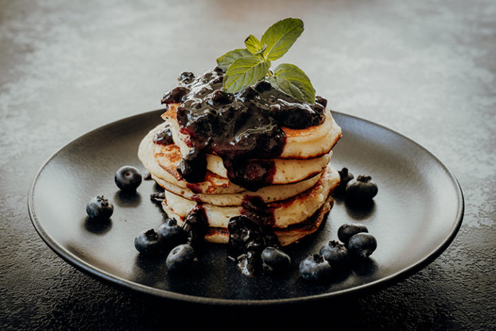 Kanadisches Frühstück – Rezept für Buttermilk Pancakes mit Blaubeersauce