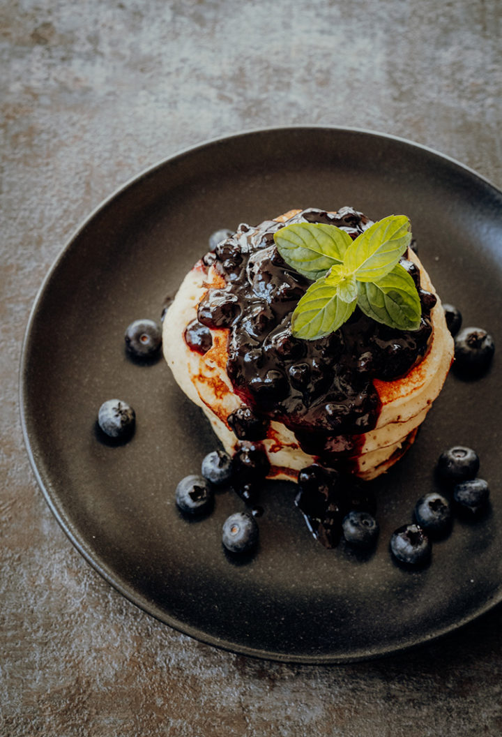 Kanadisches Frühstück – Rezept für Buttermilk Pancakes mit Blaubeersauce