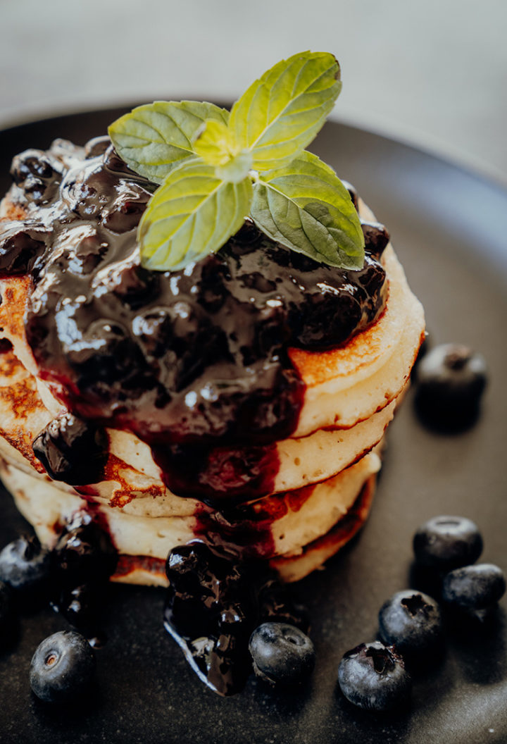 Kanadisches Frühstück – Rezept für Buttermilk Pancakes mit Blaubeersauce