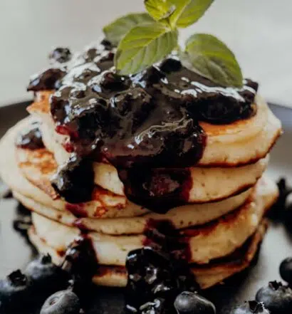 Kanadische Buttermilch-Pfannkuchen mit Blaubeersauce