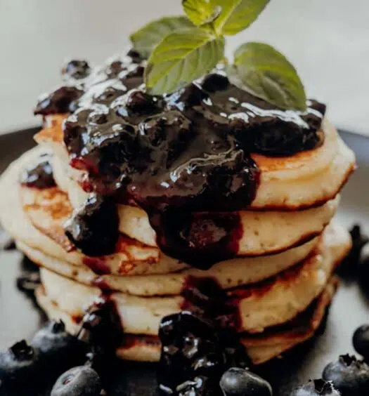 Kanadische Buttermilch-Pfannkuchen mit Blaubeersauce