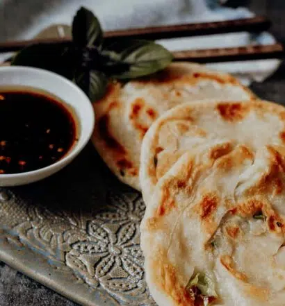 Chinesische Pfannkuchen mit Frühlingszwiebeln