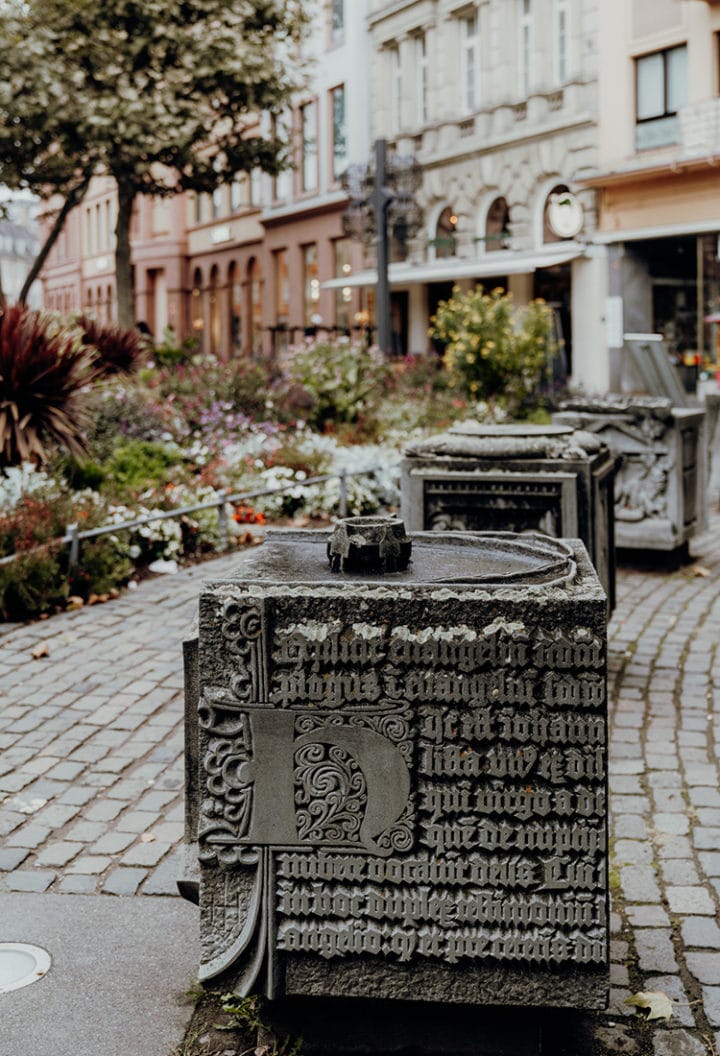 Vor dem Gutenberg-Museum in Mainz