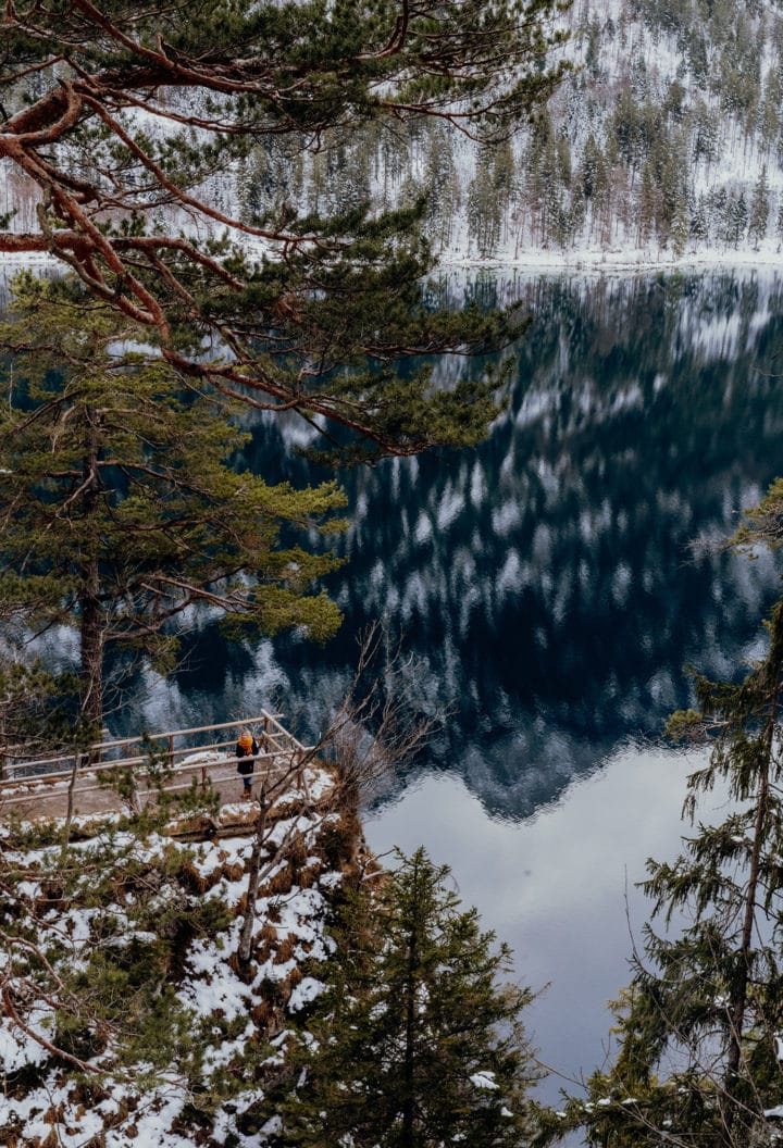 Der Aussichtspunkt Pindarplatz hoch über dem Alpsee