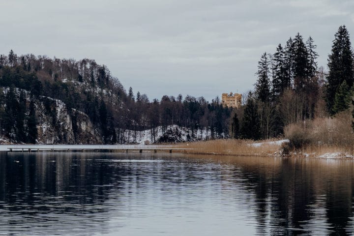 Idyllisch sitzt man am Marienmonument