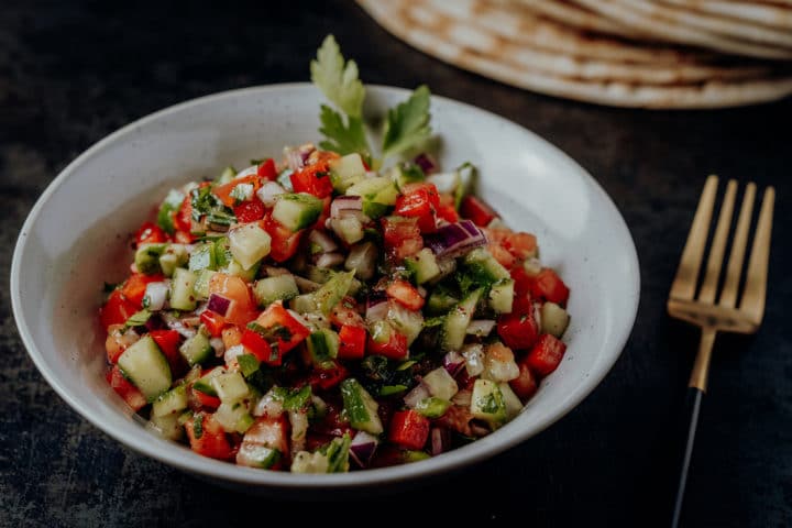Israelischer Salat nach einem Rezept aus Tel Aviv