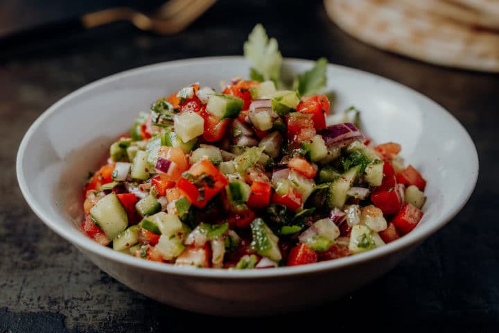 Israelischer Salat nach einem Rezept aus Tel Aviv