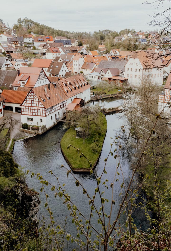 Malerische Ausblick auf Velden mit seinem Kirchturm und der historischen Altstadt