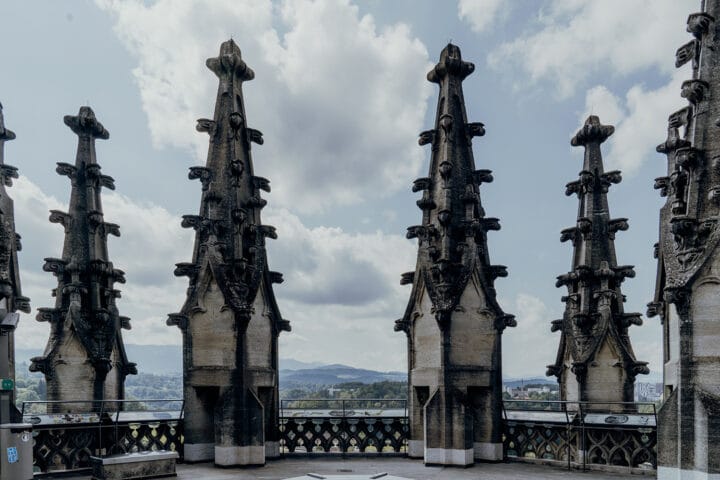 Auf dem Turm der Kathedrale St. Nikolaus in Fribourg