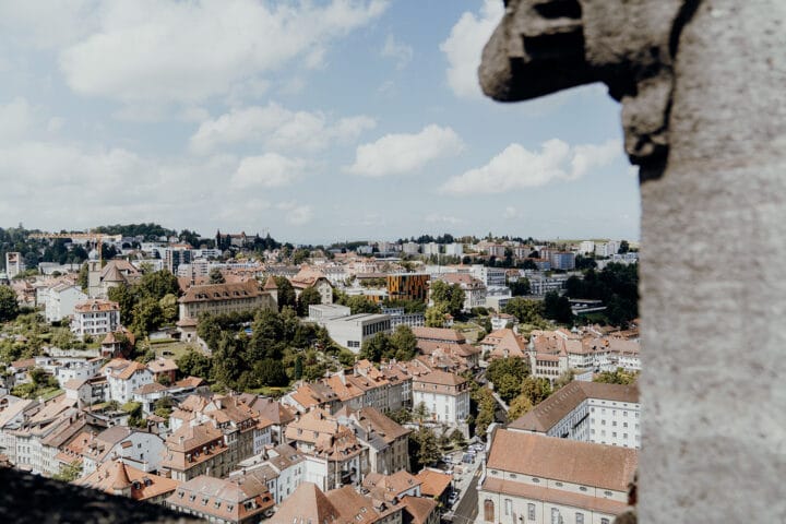 Auf dem Turm der Kathedrale St. Nikolaus in Fribourg
