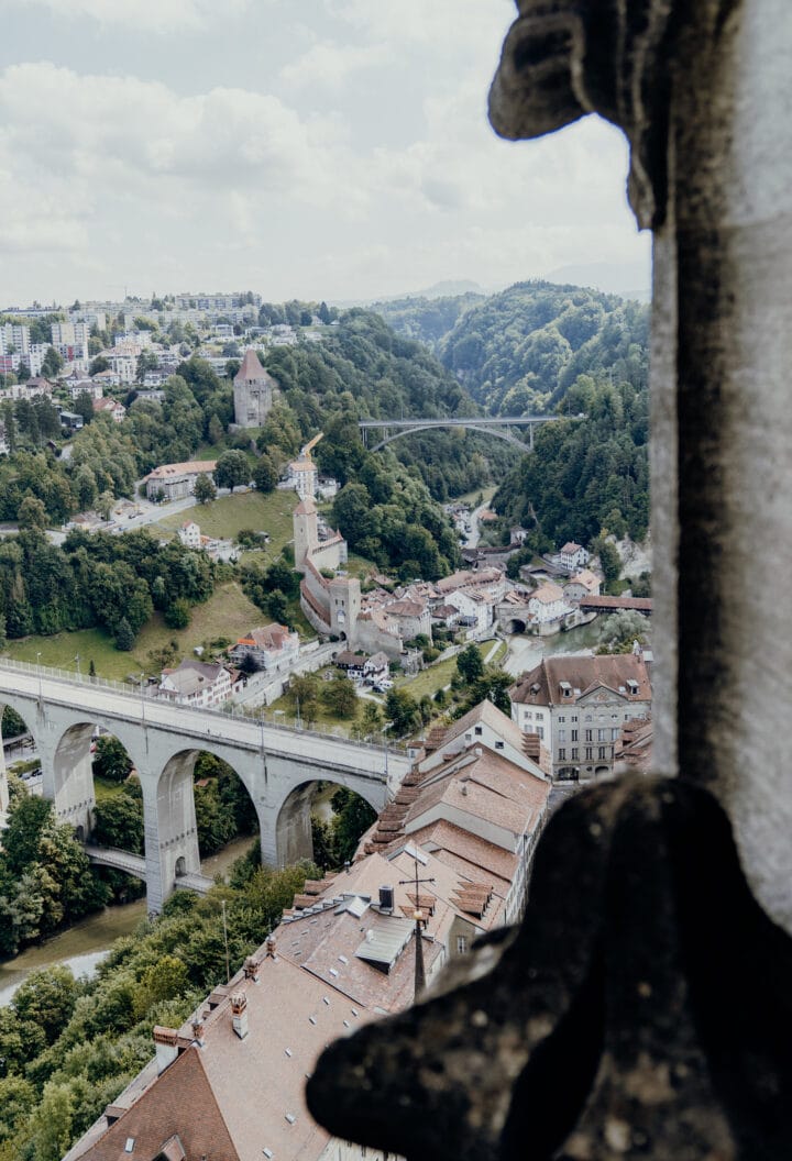 Auf dem Turm der Kathedrale St. Nikolaus in Fribourg