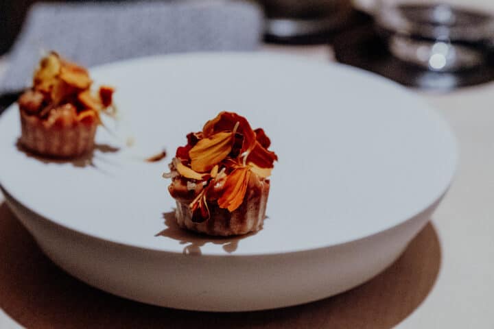 Zu Gast bei einem der talentiertesten Köche der Alpen – Der Rote Wand Chef’s Table im Schualhus