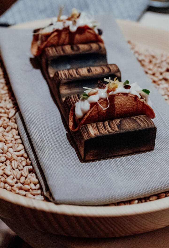 Zu Gast bei einem der talentiertesten Köche der Alpen – Der Rote Wand Chef’s Table im Schualhus