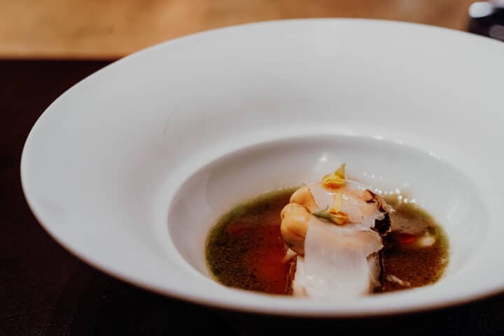 Zu Gast bei einem der talentiertesten Köche der Alpen – Der Rote Wand Chef’s Table im Schualhus