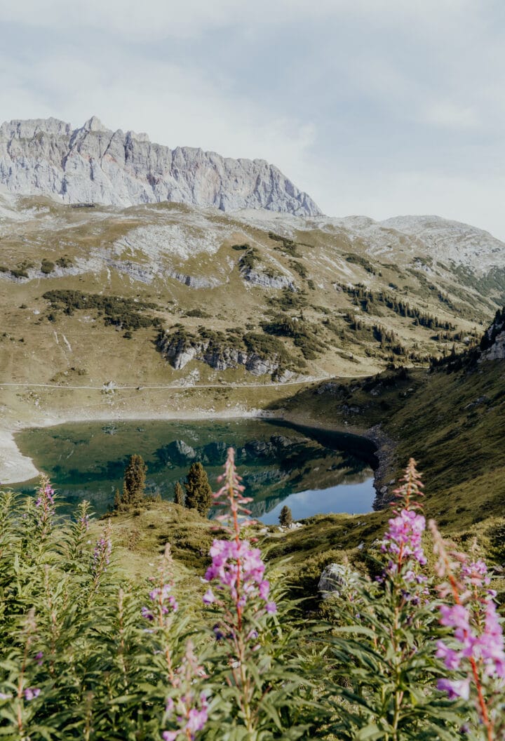 Der smaragdgrüne Formarinsee –  der schönste Platz Österreichs