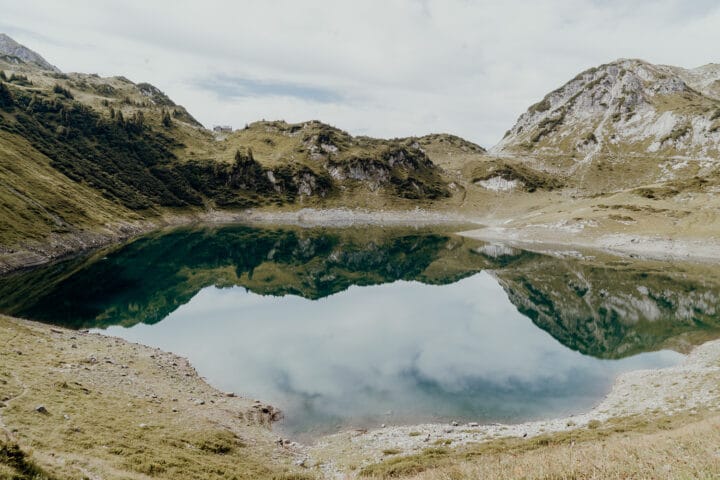Der smaragdgrüne Formarinsee –  der schönste Platz Österreichs