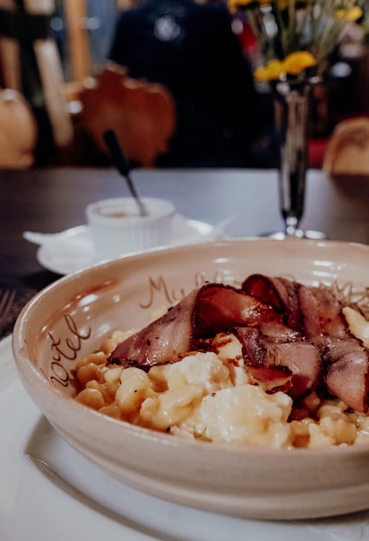 Älpler Kässpätzle mit Alp- und Sauerkäse, Speck und Apfelmus