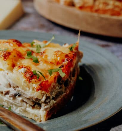 Finnischer Pilzkuchen mit Le Gruyère AOP – das nordische Pendant zur Quiche Lorraine. Schnelles und einfaches Originalrezept aus Finnland.