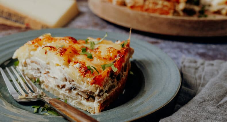 Finnischer Pilzkuchen mit Le Gruyère AOP – das nordische Pendant zur Quiche Lorraine. Schnelles und einfaches Originalrezept aus Finnland.