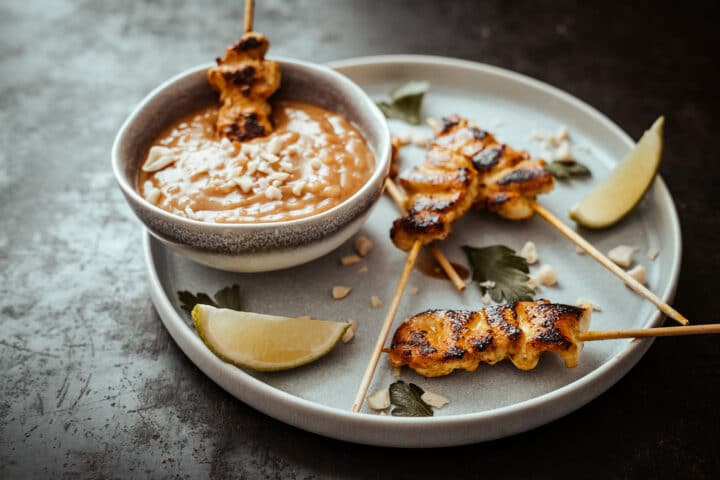 Thailändische Saté-Spieße mit Erdnuss-Sauce