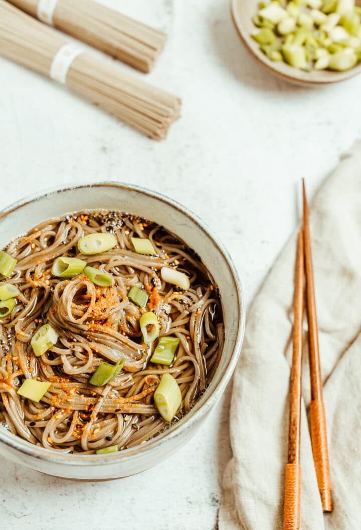 Kake Soba – Rezept für japanische Nudelsuppe mit Sobanudeln