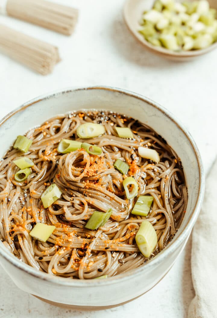 Japanische Suppe mit Buchweizennudeln