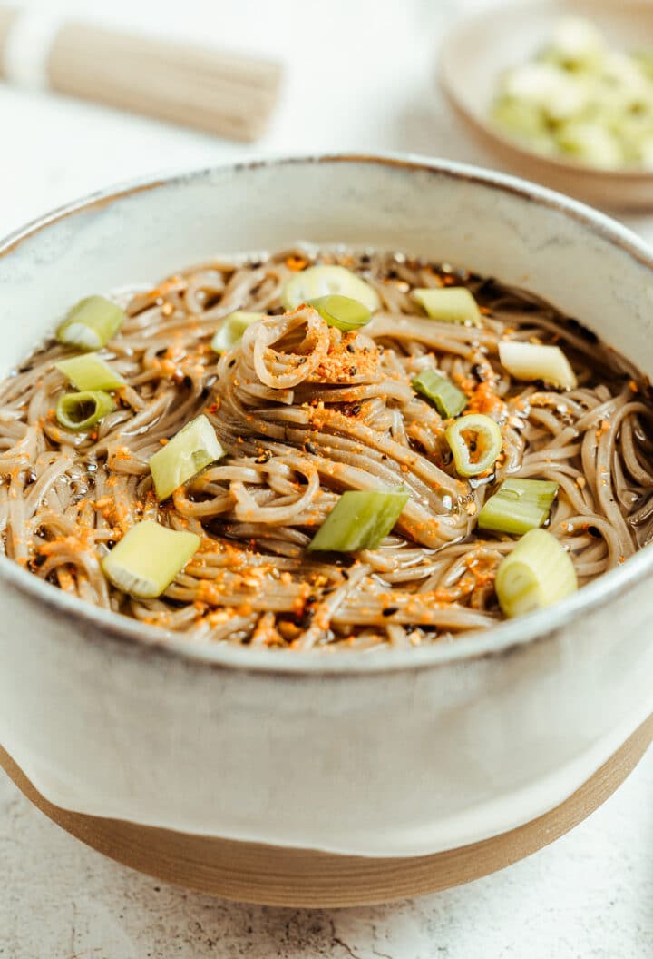 Kake Soba – Rezept für japanische Nudelsuppe mit Sobanudeln