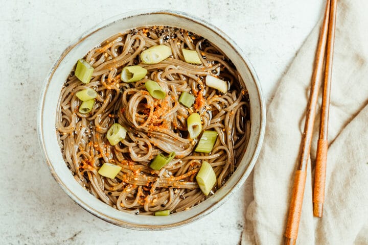 Japanische Suppe mit Buchweizennudeln