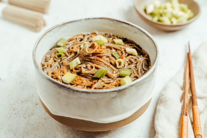 Kake Soba – Rezept für japanische Nudelsuppe mit Sobanudeln