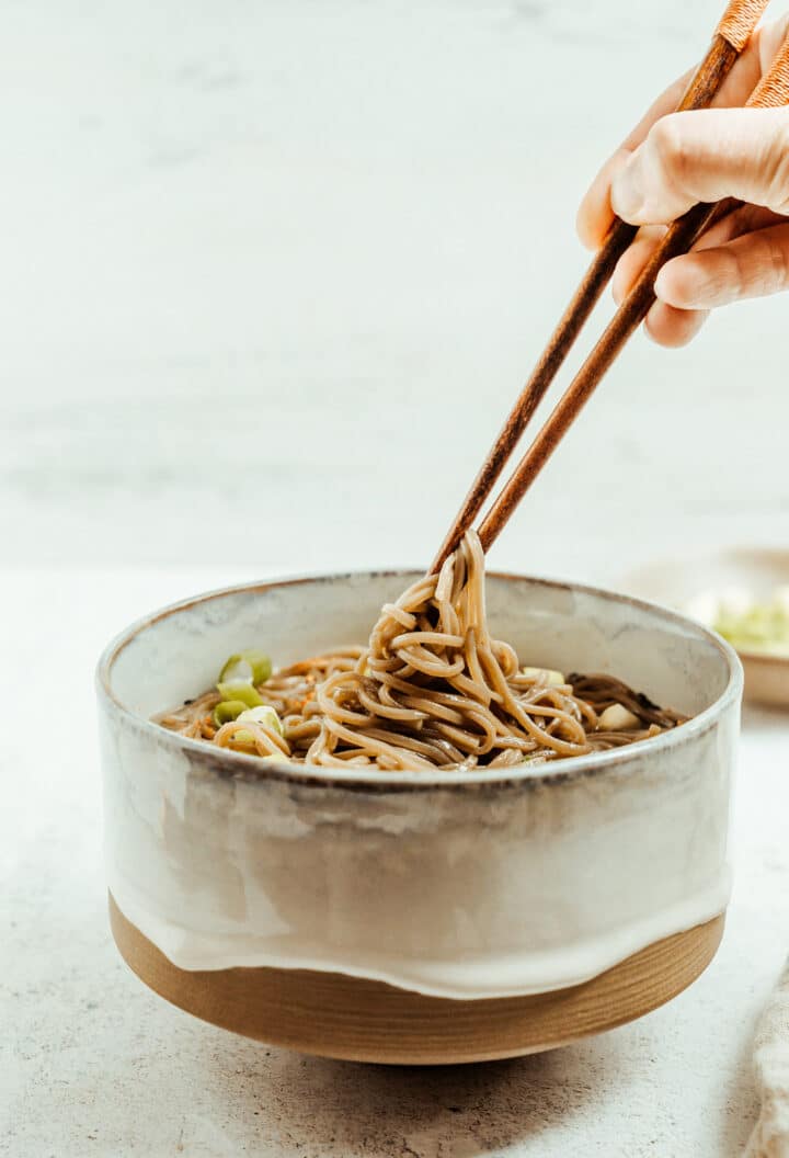 Kake Soba – Rezept für japanische Nudelsuppe mit Sobanudeln