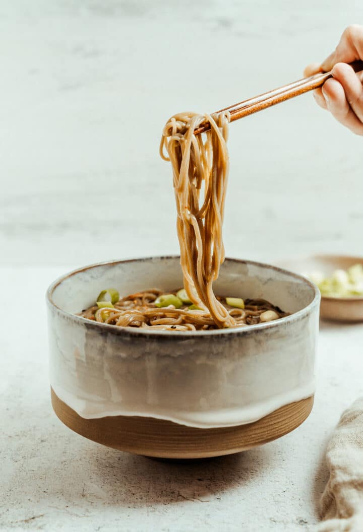 Kake Soba – Rezept für japanische Nudelsuppe mit Sobanudeln