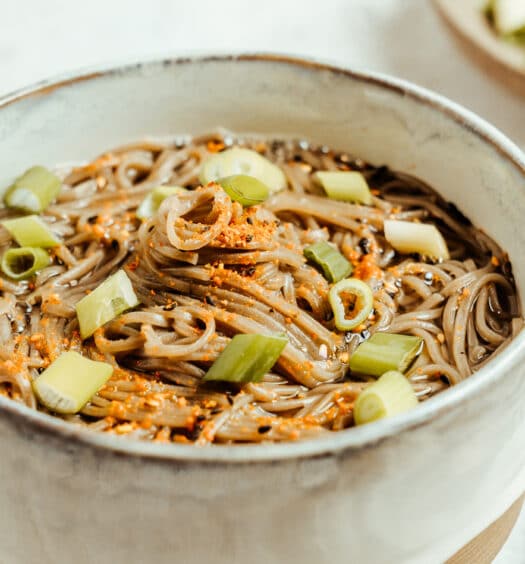 Kake Soba – Rezept für japanische Nudelsuppe mit Sobanudeln