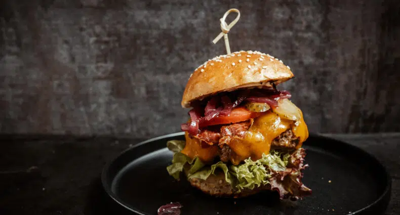 Cheeseburger mit Portweinzwiebeln, Pancetta und selbst gemachten Burger Buns