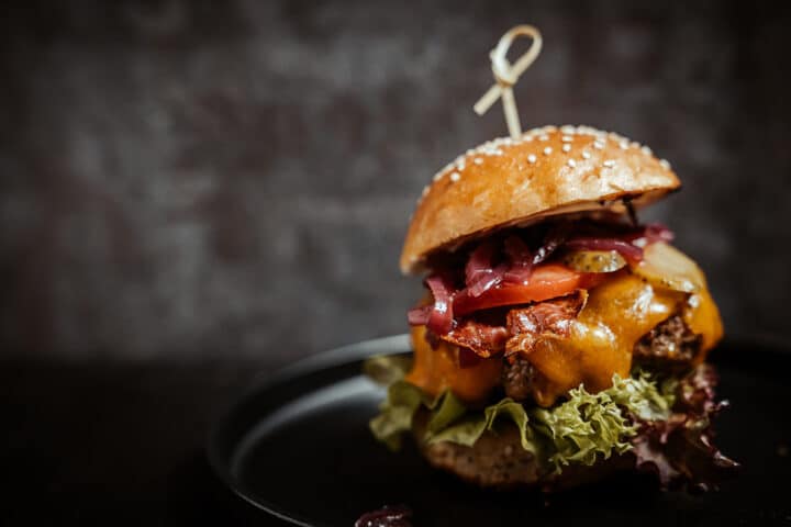 Der beste Cheesburger – Rezept mit Portweinzwiebeln