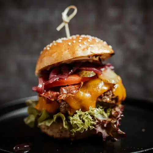 Cheeseburger Rezept mit Cheddar und Portweinzwiebeln