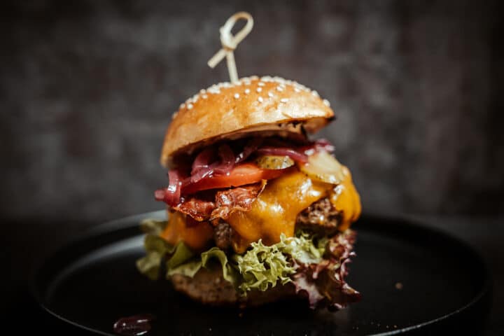 Cheeseburger Rezept mit Cheddar und Portweinzwiebeln