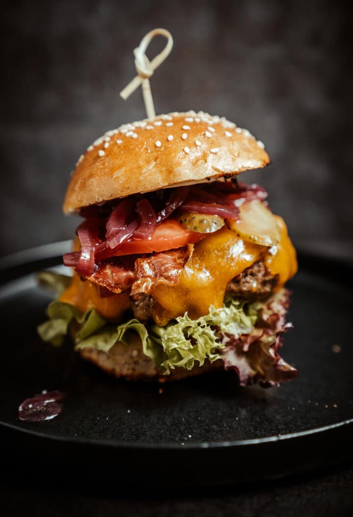 Der beste Cheesburger – Rezept mit Portweinzwiebeln