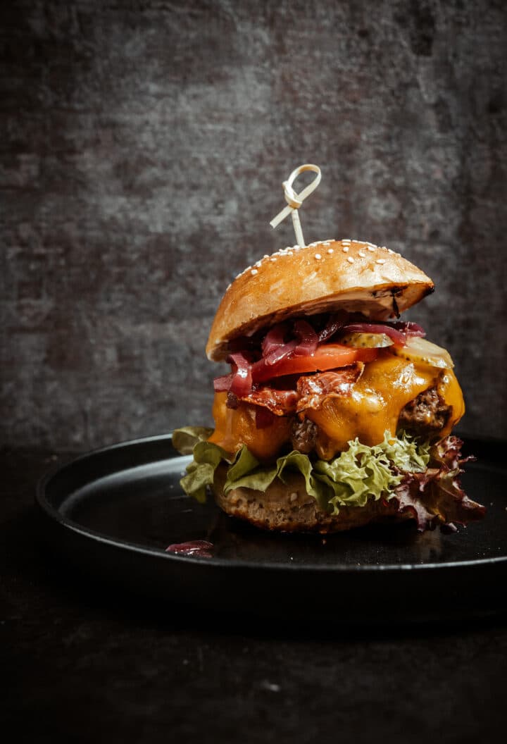 Cheeseburger Rezept mit Cheddar und Portweinzwiebeln