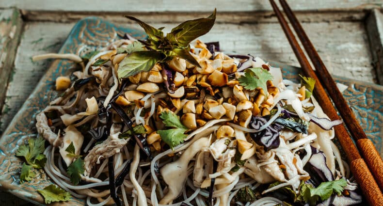 Reisnudelsalat mit Hühnchen aus Kambodscha