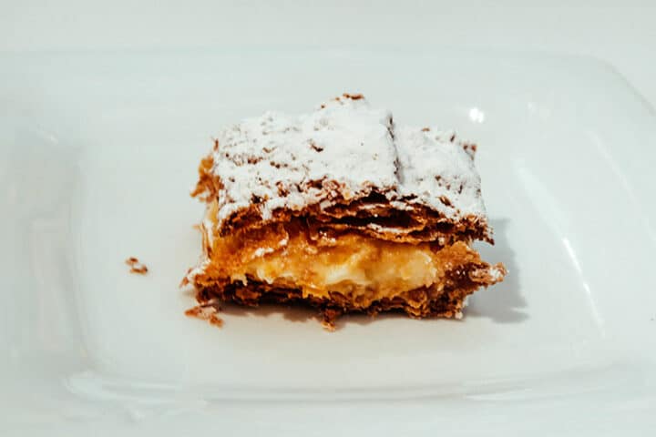 Coca de Crema – traditioneller katalanischer Blechkuchen mit Vanillecreme