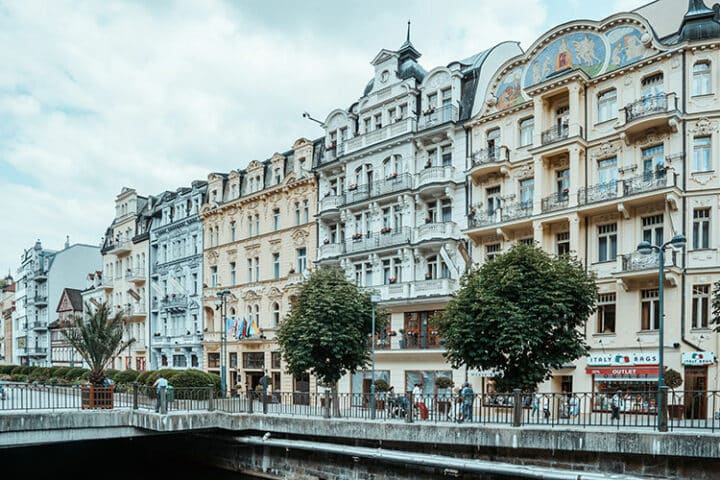 Die Flaniermeile Stara Louka in Karlsbad