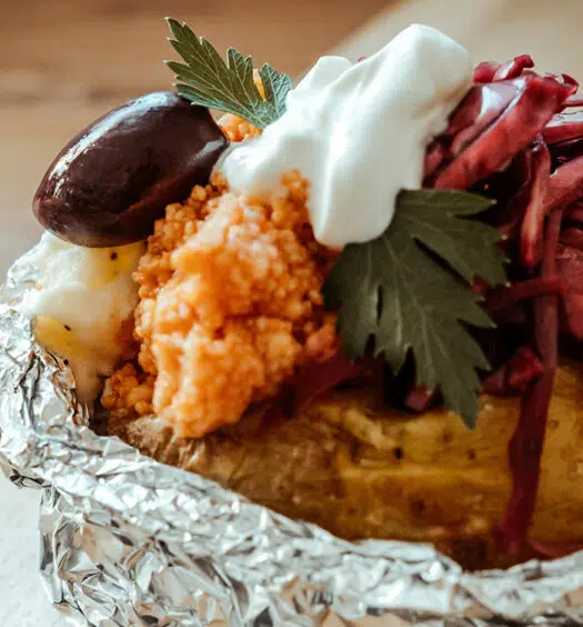 Kumpir mit Couscous und Rotkohl Rezept