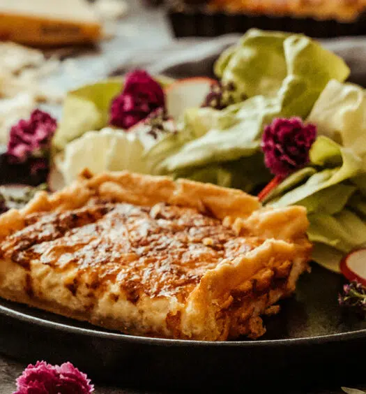 Schweizer Käsewähe mit sommerlichem Salat & bunten Blüten