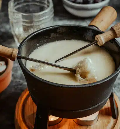 Schweizer Käsefondue « Moitié-Moitié » mit Le Gruyère AOP
