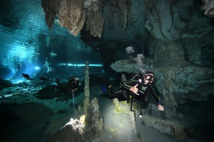 Tauchen im Sistema Dos Ojos, Tulum, Mexiko