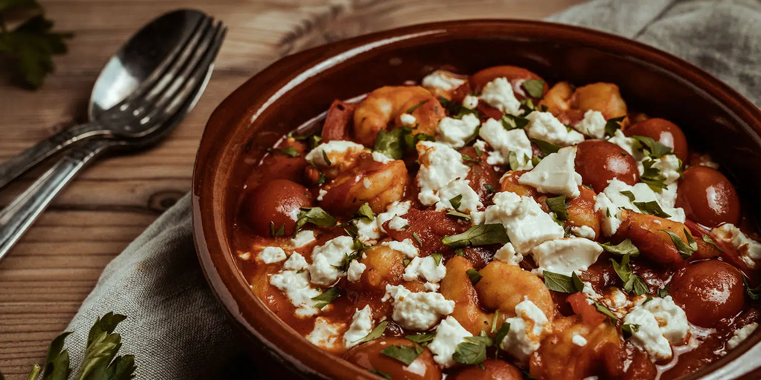 Griechisches Garnelen-Saganaki mit Tomaten und Feta