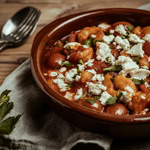 Authentisches griechisches Rezept für Shrimps Saganaki mit Tomaten, Ouzo und Feta